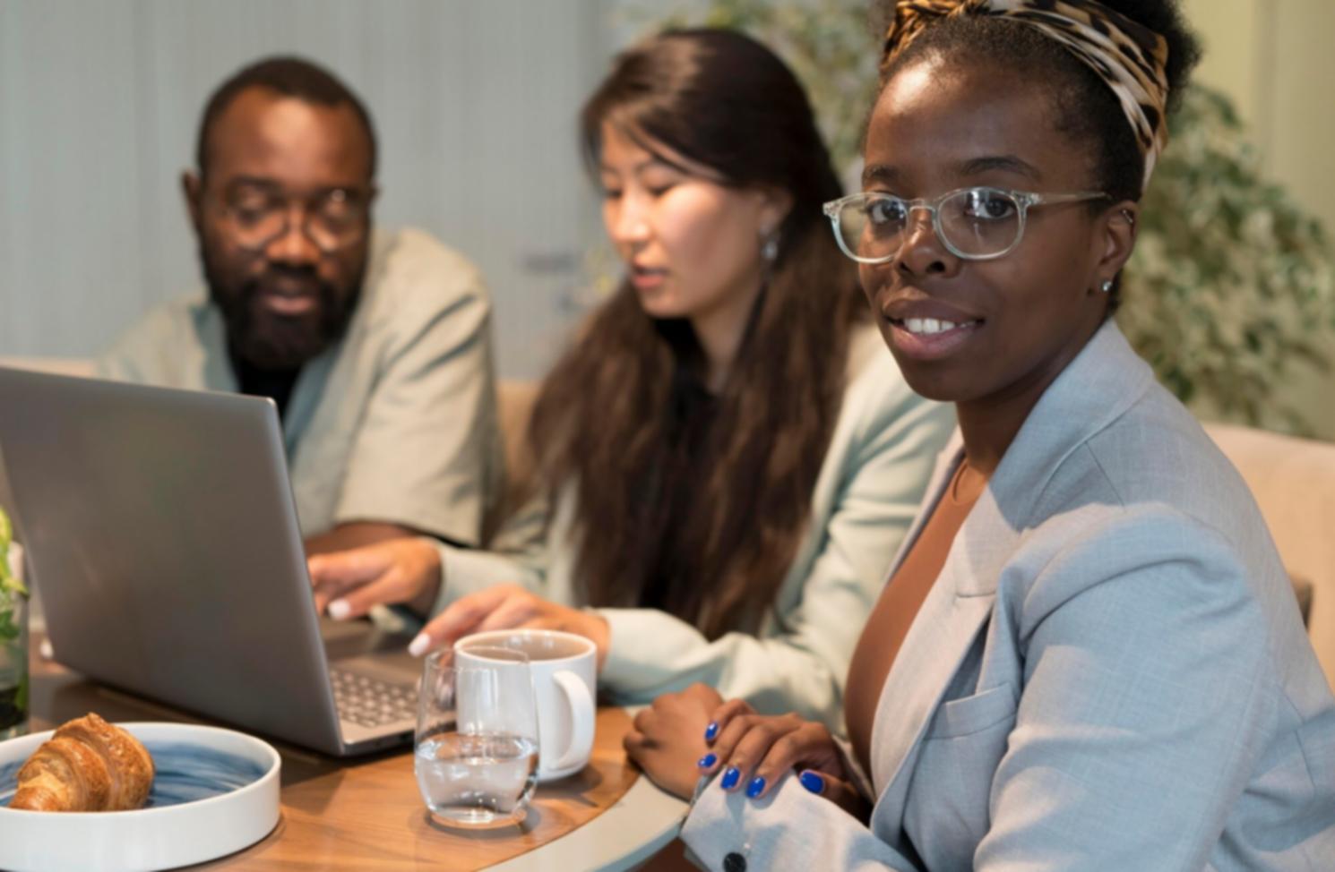 Moderner Besprechungsraum für vertrauliche Finanzgespräche mit klarer Atmosphäre